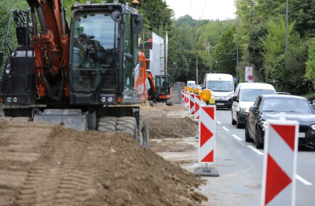 Die Sanierung der Wuppertaler Straße schreitet voran. Neben den Arbeiten an den Gehwegen hat inzwischen auch die Sanierung der Stützwand begonnen. (Foto: © Bastian Glumm)