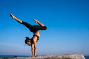 Yoga Arten unterscheiden sich vor allem in ihrem Fokus: Manche betonen körperliche Übungen (Asanas), andere legen den Schwerpunkt auf Atemtechniken (Pranayama) oder Meditation. (Foto von Chevanon Photography/Pexels)