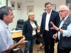 Yossi Shvo (li.) war Bürgermeister von Solingens israelischer Partnerstadt Ness Ziona. Vor zwei Jahren empfing er eine Delegation um Bernd Krebs (re.) vom Freundeskreis Solingen-Ness Ziona und Oberbürgermeister Tim Kurzbach. (Archivfoto: © Bastian Glumm)