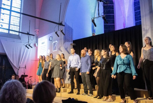 Saallicht aus, Scheinwerfer an, Vorhang auf: es ist wieder Zeit für Konzerte der Young Voices unter der Leitung von Elisabeth Szakács. (Foto: © Rouven Böttner)