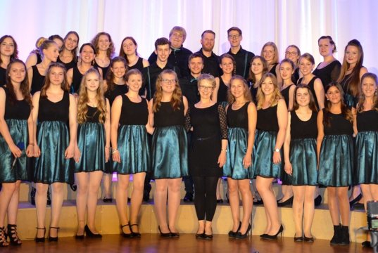 Der Jugendchor Young Voices lädt im Mai zu zwei Konzerten in die Evangelische Kirche Ketzberg ein, der Kartenvorverkauf startet diese Woche. (Foto: © Young Voices)