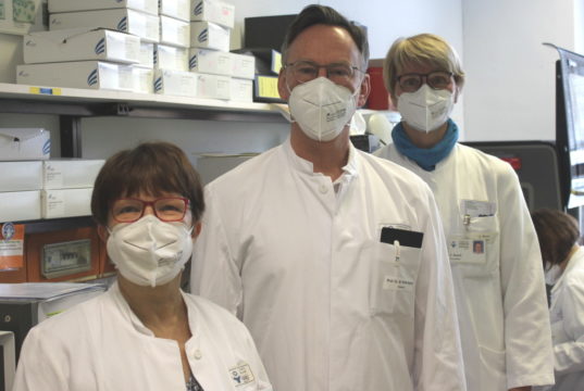 Von der Diagnosefindung bis zur Therapieentscheidung: Die Ergebnisse aus dem Zentrallabor sind unverzichtbar im klinischen Alltag. Prof. Dr. Boris Pfaffenbach (Klinischer Leiter, Bildmitte), Ute Radermacher (li.) und Carola Busch (MTA-Leitung des Zentrallabors). (Foto: © Karin Morawietz)