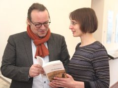 Heute Abend wird die Ausstellung „Literarische Bilder der Holocaust. Die Passagierin von Zofia Posmysz“ im Kunstmuseum eröffnet. Jürgen Kaumkötter, Kurator des Zentrums für verfolgte Künste und Magdalena Mazik, Leiterin der Bibliothek des MOCAK Museum für Gegenwartskunst in Krakau sind über die Kooperation sehr glücklich. (Foto: © B. Glumm)