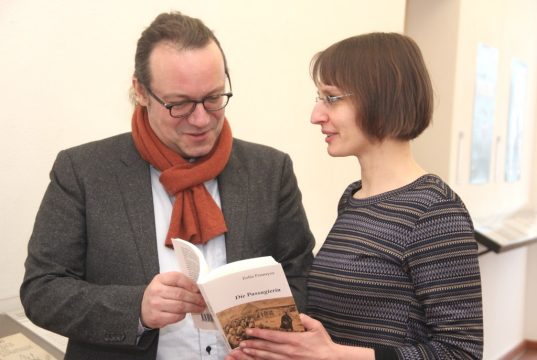 Heute Abend wird die Ausstellung „Literarische Bilder der Holocaust. Die Passagierin von Zofia Posmysz“ im Kunstmuseum eröffnet. Jürgen Kaumkötter, Kurator des Zentrums für verfolgte Künste und Magdalena Mazik, Leiterin der Bibliothek des MOCAK Museum für Gegenwartskunst in Krakau sind über die Kooperation sehr glücklich. (Foto: © B. Glumm)
