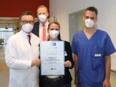 Sind stolz auf die Zertifizierung der Operativen Intensivstation im Klinikum Solingen: v.li. Chefarzt und Geschäftsführer Prof. Dr. Thomas Standl, Geschäftsführer Dr. Martin Eversmeyer, Pflegedienstleitung Simone Pandya und Oberarzt Dr. Ralf Alexander Quabach. (Foto: © Bastian Glumm)