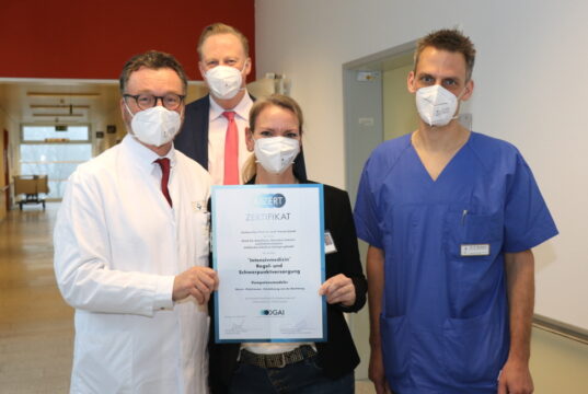 Sind stolz auf die Zertifizierung der Operativen Intensivstation im Klinikum Solingen: v.li. Chefarzt und Geschäftsführer Prof. Dr. Thomas Standl, Geschäftsführer Dr. Martin Eversmeyer, Pflegedienstleitung Simone Pandya und Oberarzt Dr. Ralf Alexander Quabach. (Foto: © Bastian Glumm)