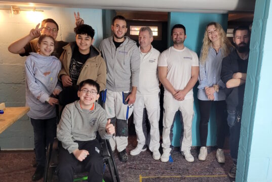 Im Jugendraum des Vereins "Rund um die Zietenstraße e.V." fand jetzt eine Renovierungsaktion statt, die Jugendlichen halfen tatkräftig mit. (Foto: © Pia Kuhn)