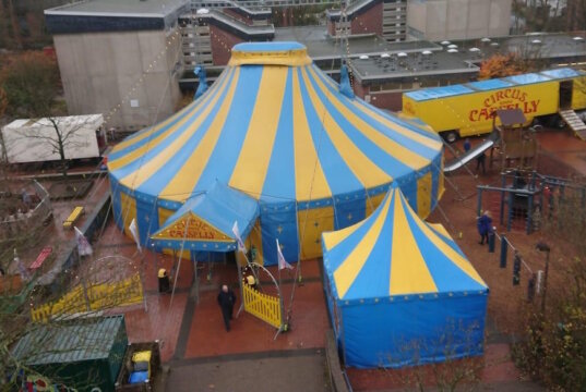 Die item GmbH aus Solingen unterstützt das Zirkusprojekt der Grundschule Uhlandstraße mit einer Spende in Höhe von 1.000 Euro. (Foto: © Zirkus Casselly)