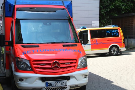 Klinikum Solingen: Rettungswagen und Notarzt vor dem Schockraum der Zentralen Notfallambulanz (ZNA). (Archivfoto: © Bastian Glumm)