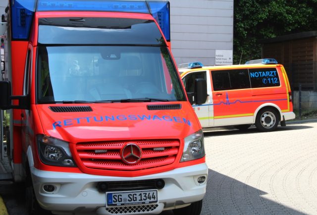 Klinikum Solingen: Rettungswagen und Notarzt vor dem Schockraum der Zentralen Notfallambulanz (ZNA). (Archivfoto: © Bastian Glumm)