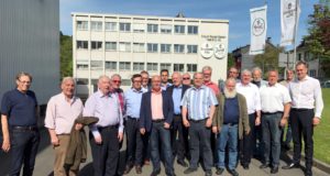 Gemeinsam mit der Stadt-Sparkasse besuchten die ehemaligen Redner der Zöppkesmahlzeit am Dienstag die Erzquell Brauerei in Wiehl-Bielstein. (Foto: © Stadt-Sparkasse Solingen)