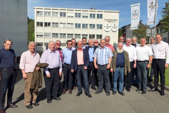 Gemeinsam mit der Stadt-Sparkasse besuchten die ehemaligen Redner der Zöppkesmahlzeit am Dienstag die Erzquell Brauerei in Wiehl-Bielstein. (Foto: © Stadt-Sparkasse Solingen)