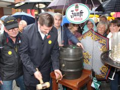 Am Freitagnachmittag eröffnete Oberbürgermeister Tim Kurzbach den 49. Zöppkesmarkt und stach auch direkt ein Fässchen Kölsch an. Falk Dornseifer (li.), Vorsitzender des veranstaltenden Vereins zur Förderung des traditionellen Solinger Brauchtums, schaute ihm dabei über die Schulter. (Foto: © B. Glumm)