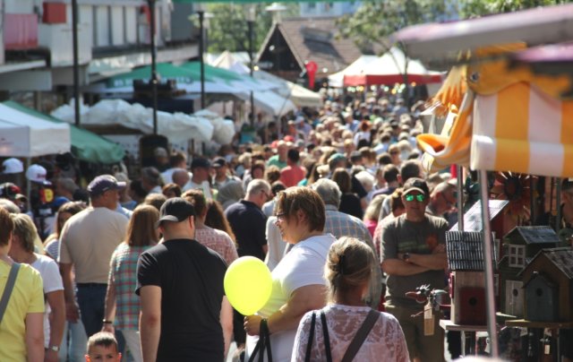 Im kommenden Jahr wird es in Solingen wieder zahlreiche Trödelmärkte geben. Veranstalter können sich dafür bis zum 28. November bei der Stadtverwaltung bewerben. (Archivfoto: © Bastian Glumm)