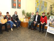 „Setz dich, wenn du reden willst“: Zuhörbank jetzt auch im Klinikum Im Foyer des Klinikums Solingen (von li.): Jürgen Weise, Bettina Hahmann, Hartmut Ober, Christine Koss, Kai Sturmfels (Kaufmännischer Direktor Klinikum) und Bettina Weise. Gemeinsam freuen sie sich, die Zuhörbank nun auch im Klinikum Solingen anbieten zu können. (Foto: © Bastian Glumm)