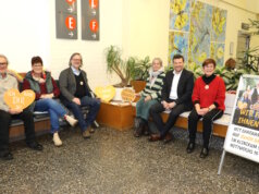 „Setz dich, wenn du reden willst“: Zuhörbank jetzt auch im Klinikum Im Foyer des Klinikums Solingen (von li.): Jürgen Weise, Bettina Hahmann, Hartmut Ober, Christine Koss, Kai Sturmfels (Kaufmännischer Direktor Klinikum) und Bettina Weise. Gemeinsam freuen sie sich, die Zuhörbank nun auch im Klinikum Solingen anbieten zu können. (Foto: © Bastian Glumm)