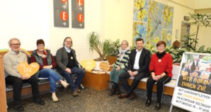 „Setz dich, wenn du reden willst“: Zuhörbank jetzt auch im Klinikum Im Foyer des Klinikums Solingen (von li.): Jürgen Weise, Bettina Hahmann, Hartmut Ober, Christine Koss, Kai Sturmfels (Kaufmännischer Direktor Klinikum) und Bettina Weise. Gemeinsam freuen sie sich, die Zuhörbank nun auch im Klinikum Solingen anbieten zu können. (Foto: © Bastian Glumm)