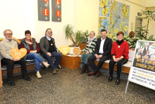 Im Foyer des Klinikums Solingen (von li.): Jürgen Weise, Bettina Hahmann, Hartmut Ober, Christine Koss, Kai Sturmfels (Kaufmännischer Direktor Klinikum) und Birgit Weise. Gemeinsam freuen sie sich, die Zuhörbank nun auch im Klinikum Solingen anbieten zu können. (Foto: © Bastian Glumm)