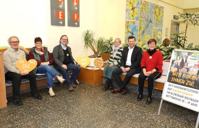 Im Foyer des Klinikums Solingen (von li.): Jürgen Weise, Bettina Hahmann, Hartmut Ober, Christine Koss, Kai Sturmfels (Kaufmännischer Direktor Klinikum) und Birgit Weise. Gemeinsam freuen sie sich, die Zuhörbank nun auch im Klinikum Solingen anbieten zu können. (Foto: © Bastian Glumm)