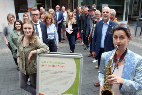 Am Freitag wurde das Zukunftsbüro an der Hauptstraße 24 eröffnet. Hier sollen Ideen und Impulse für die weitere Entwicklung der Innenstadt gesammelt werden. (Foto: © B. Glumm)