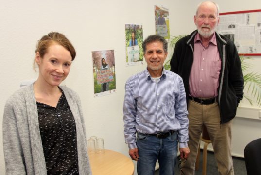 Im neuen Raum des ZUWI an der Friedrichstraße: v.li. Aldona Gonzalez Thimm vom Stadtdienst Integration, Hassan Firouzkhah, Vorsitzender des Zuwanderer- und Integrationsrates und Prof. Dr. Jörg Becker, Vorsitzender des Ausschusses für Kultur, Stadtmarketing und Tourismus. (Foto: B. Glumm)