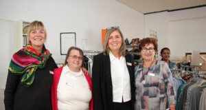 Leiterin Heike Oesterlen (2.v.r.) und Ehrenamtliche ihres Teams freuten sich über den vielen Besuch bei der Eröffnung der neuen Kleiderkammer "Zweite Chance". (Foto: © Sandra Grünwald)
