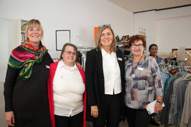 Leiterin Heike Oesterlen (2.v.r.) und Ehrenamtliche ihres Teams freuten sich über den vielen Besuch bei der Eröffnung der neuen Kleiderkammer 