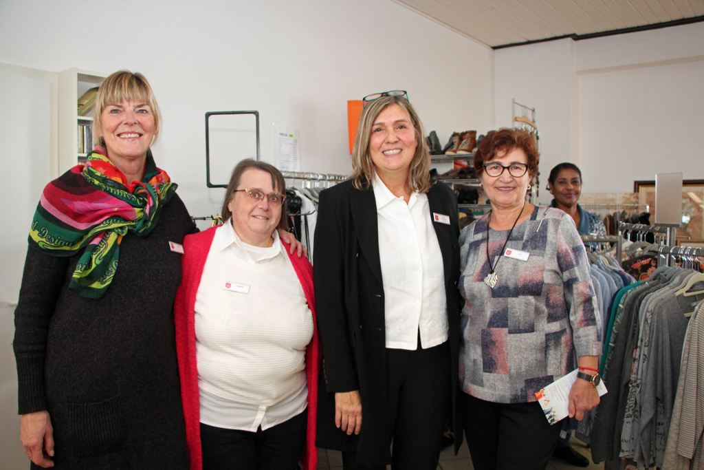 Leiterin Heike Oesterlen (2.v.r.) und Ehrenamtliche ihres Teams freuten sich über den vielen Besuch bei der Eröffnung der neuen Kleiderkammer "Zweite Chance". (Foto: © Sandra Grünwald)