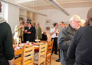 Bei Kaffee und Kuchen wurde die Eröffnung der "Zweiten Chance" gefeiert. (Foto © Sandra Grünwald)