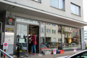 Der Secondhand-Laden "Zweite Chance" an der Florastraße 14 wirkt sehr einladend. (Foto © Sandra Grünwald)