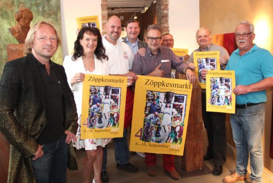 Stellten jetzt das neue Plakat für den 49. Zöppkesmarkt vor: v.li. Künstler Sascha Reichert, Gerlinde Steingrüber, Rudolf Jacobs, Tim Kurzbach, Falk Dornseifer, Menderes "Menni" Kalkan, Gerd Brems und Franz Josef Padberg. (Foto: © B. Glumm)